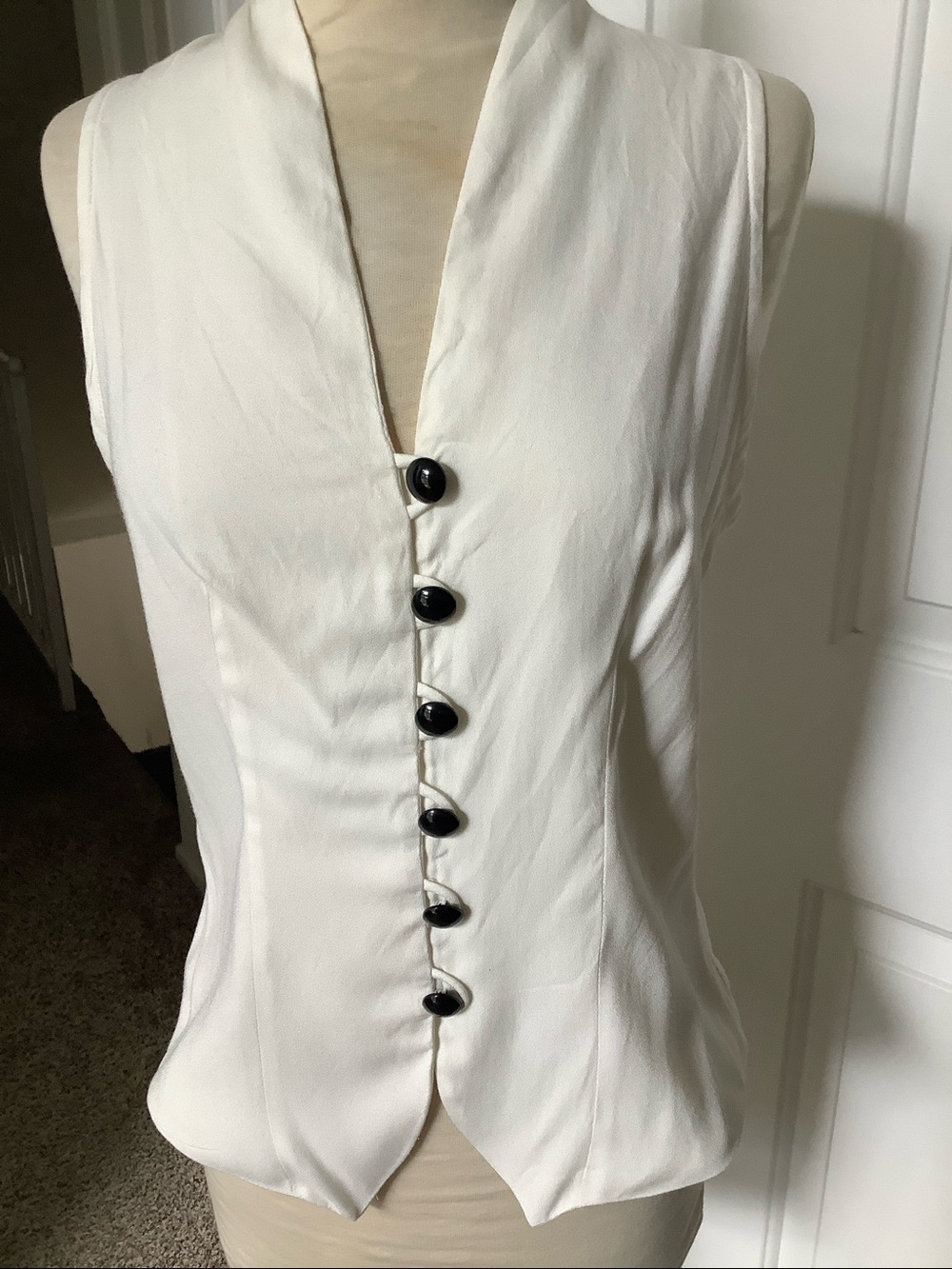 Lew Magram vintage cream white vest top. Size 8. EUC